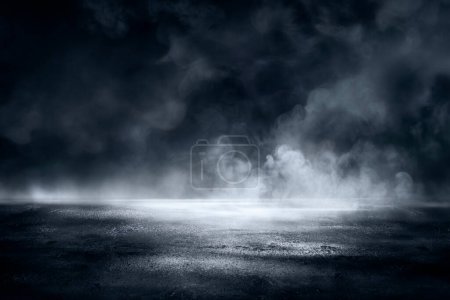 Téléchargez les photos : Fumée sur le sol de ciment avec brouillard déconcentré dans le fond abstrait Halloween - en image libre de droit
