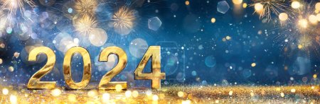 Téléchargez les photos : 2024 Célébration du Nouvel An nombre d'or et feux d'artifice à la nuit bleue Eve dans des lumières abstraites déconcentrées - en image libre de droit