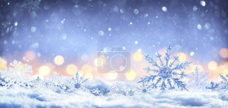 Téléchargez les photos : Flocons de neige sur la neige avec Bokeh de lumières de Noël - Véritable dérive de neige et cristaux acryliques - Cette image contient rendu 3D - en image libre de droit