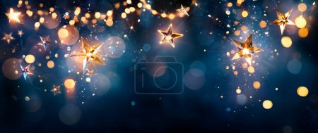 Téléchargez les photos : Lumières de Noël dans la nuit de veille avec Bokeh abstrait déconcentré - Lumières vraies étoiles acryliques - Cette image contient des éléments de rendu 3d - en image libre de droit
