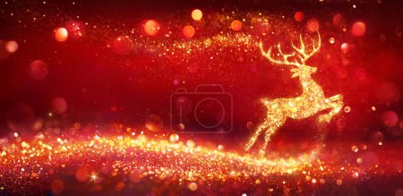 Téléchargez les photos : Carte de Noël - Cerf d'or magique avec paillettes en fond rouge brillant - en image libre de droit