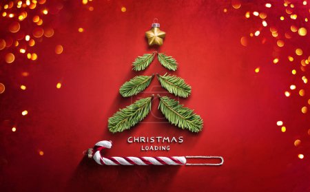 Téléchargez les photos : Concept de chargement de Noël - Arbre sur rouge avec barre de progression et lumières Bokeh - en image libre de droit