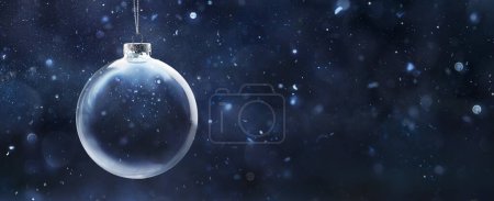 Téléchargez les photos : Globe de neige dans la nuit de la veille - Wish Concept avec fond abstrait déconcentré - en image libre de droit