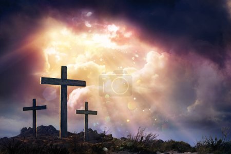Téléchargez les photos : Résurrection - croix sur la colline au coucher du soleil - paillettes abstraites dans le ciel et effets de couleurs vintage - en image libre de droit