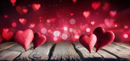 Téléchargez les photos : Saint-Valentin Coeurs sur la table en arrière-plan abstrait brillant avec des lumières déconcentrées - en image libre de droit