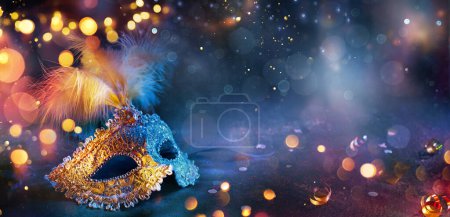 Téléchargez les photos : Carnaval - Masque vénitien avec lumières Bokeh - Mascarade déguisement avec confettis sur fond abstrait déconcentré - en image libre de droit