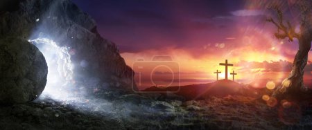 Téléchargez les photos : Résurrection - croix sur la colline et tombe vide avec une lumière vive le matin - paillettes abstraites dans la grotte et effets de fusée éclairante abstraite dans le ciel - en image libre de droit