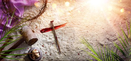 Téléchargez les photos : Passion et Calvaire de Jésus - Couronne d'épines et de croix avec des pointes et du sang - Robe violette et feuilles de palmier avec lumière du soleil abstraite - en image libre de droit