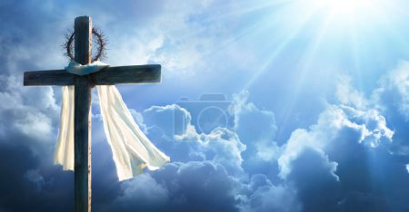 Cruz con túnica y corona de espinas contra el cielo - Calvario y concepto de resurrección