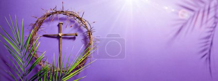 Foto de Cuaresma Corona de espinas y cruz con hojas de palma y espigas sangrientas para el concepto de penitencia con luz solar abstracta - Imagen libre de derechos