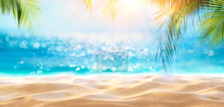 Téléchargez les photos : Vacances à la plage - Feuilles de palmier sablonneuses et déconcentrées dans un paysage marin abstrait ensoleillé avec paillettes dans l'océan - en image libre de droit