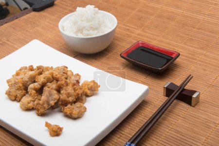 Téléchargez les photos : Plat de poulet au sésame et baguettes sur napperon en bambou - en image libre de droit