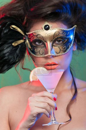 Téléchargez les photos : Femme avec masque de carnaval coloré - en image libre de droit
