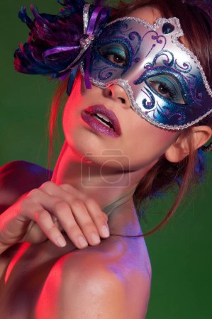 Téléchargez les photos : Femme avec masque de carnaval coloré - en image libre de droit