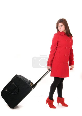 Foto de Atractiva mujer de abrigo rojo con bolsa o maleta sobre fondo blanco - Imagen libre de derechos