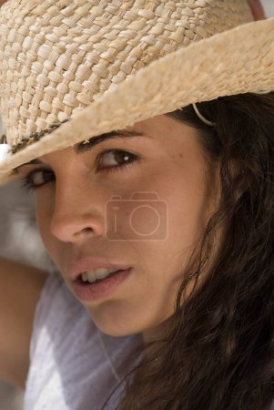Téléchargez les photos : Gros plan portrait de femme avec chapeau - en image libre de droit