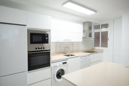 Téléchargez les photos : Modern kitchen in a house equipped with all its appliances - en image libre de droit