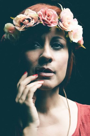 Foto de Pelirroja con corona de flores en retrato vintage - Imagen libre de derechos