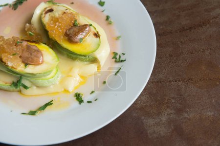 Foto de Delicioso plato vegetariano a base de calabacines - Imagen libre de derechos