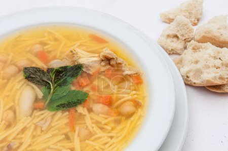 Téléchargez les photos : Delicious noodle soup with peppermint and chicken - en image libre de droit