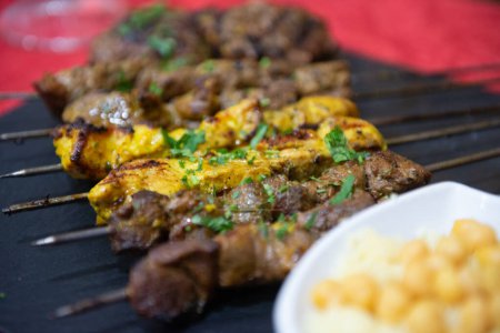 Téléchargez les photos : Delicious Moorish skewers based on beef and chicken - en image libre de droit