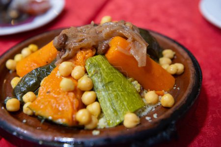Foto de Plato tradicional de semola con verduras de morocco - Imagen libre de derechos