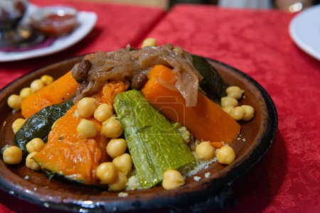 Foto de Plato tradicional de semola con verduras de morocco - Imagen libre de derechos