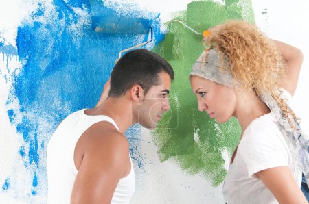 Foto de Retrato de pareja pintando en casa - Imagen libre de derechos