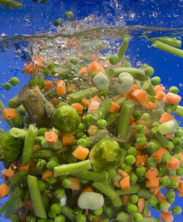 Foto de Verduras frescas cocinando en agua - Imagen libre de derechos