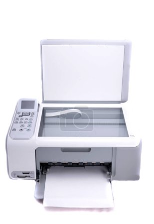 Téléchargez les photos : Imprimante multifonction isolée en arrière-plan blanc - en image libre de droit