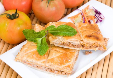 Téléchargez les photos : Pâtisserie feuilletée empanada farcie au thon - en image libre de droit