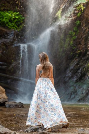 Téléchargez les photos : Cascade de montagne, vue de dos de femme. Natures grandeur, eaux en cascade. Aventure dans la verdure luxuriante, Thaïlande trésor caché. - en image libre de droit
