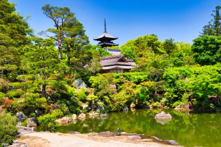 Foto de El jardín con el estanque dentro del templo Ninna-Ji. Kioto Japón - Imagen libre de derechos