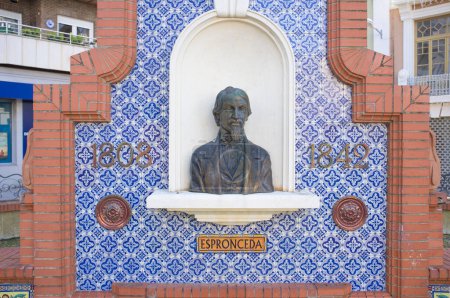 Téléchargez les photos : Almendralejo, Espagne. 5 décembre 2020 : Portrait de José de Espronceda. Buste de sculpture. Almendralejo, Badajoz, Espagne - en image libre de droit