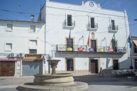 Téléchargez les photos : Malpartida de Caceres, Espagne - 18 septembre 2019 : Place de la Mairie, Malpartida de Caceres, Espagne - en image libre de droit
