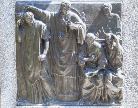 Téléchargez les photos : Cordoue, Espagne - 8 septembre 2020 : Monument de Mgr Osio, sculpteur Lorenzo Coullaut Valera, 1926. Cordoue, Espagne. Biographie bas-reliefs - en image libre de droit