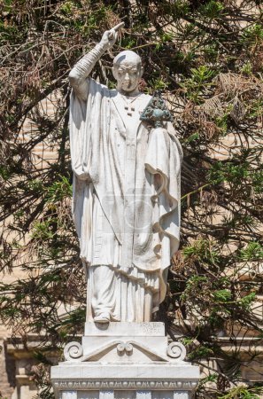 Téléchargez les photos : Cordoue, Espagne - 8 septembre 2020 : Monument de Mgr Osio, sculpteur Lorenzo Coullaut Valera, 1926. Cordoue, Espagne. Statue - en image libre de droit