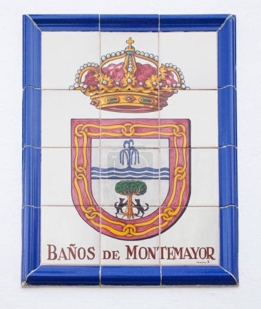 Téléchargez les photos : Banos de Montemayor, Espagne - 3 janvier 2021 : Panneau de carreaux émaillés avec armoiries Banos de Montemayor, Caceres, Estrémadure, Espagne - en image libre de droit