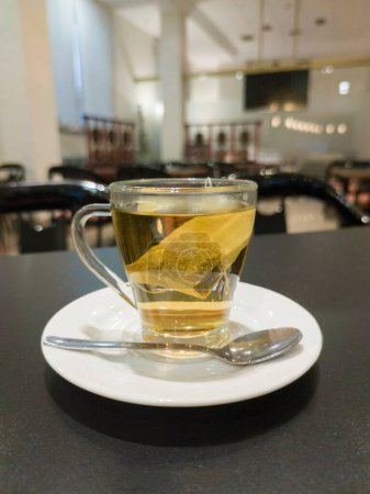Foto de Taza de té de manzanilla caliente sobre la mesa del restaurante. Enfoque selectivo - Imagen libre de derechos