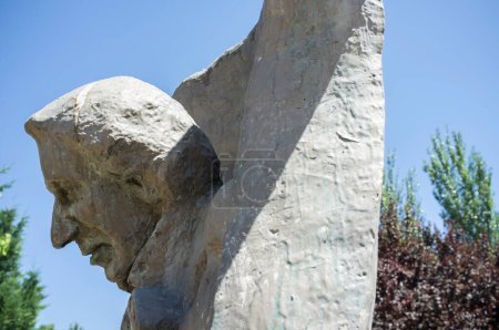 Téléchargez les photos : La Albuera, Spain - Jun 12th, 2021: Hans Christian Andersen monument,  representing the author writing The Ugly Duckling. Badajoz, Spain. - en image libre de droit