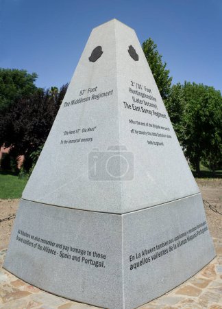Foto de La Albuera, Spain - Jun 12th, 2021: Wellington park Obelisk, in memory of British regiments that fought in Albuera battle, 1811. Badajoz, Spain - Imagen libre de derechos