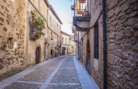 Foto de Hoyos, beautiful little town in Sierra de Gata, Caceres, Extremadura, Spain. Nice shaddy street - Imagen libre de derechos