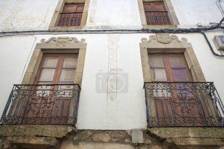 Foto de Hoyos, precioso pueblito de Sierra de Gata, Cáceres, Extremadura, España. Decoraciones de Sgraffito - Imagen libre de derechos