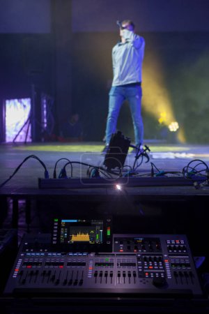 Foto de Cuadro de resonancia con cantante en el escenario en el fondo. Enfoque selectivo - Imagen libre de derechos