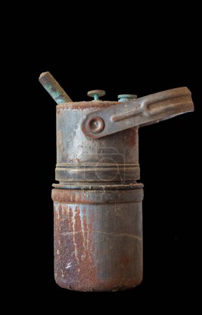 Foto de Vieja lámpara de carburo oxidado. Lámparas de gas acetileno. Aislado sobre negro - Imagen libre de derechos