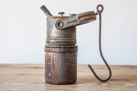 Foto de Vieja lámpara de carburo oxidado. Lámpara de gas acetileno sobre superficie de madera - Imagen libre de derechos