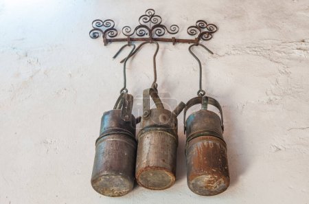 Foto de Viejas lámparas de carburo oxidado. Lámparas de gas acetileno - Imagen libre de derechos