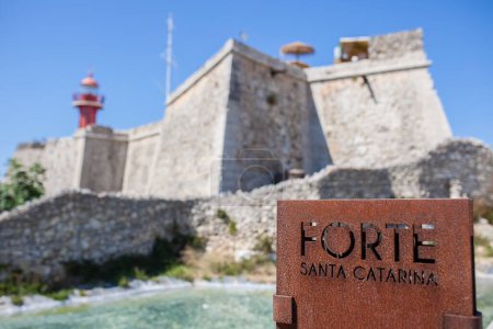 Foto de Santa Catarina Fort of Figueira da Foz,  Portugal. Rusty sign in the foreground - Imagen libre de derechos