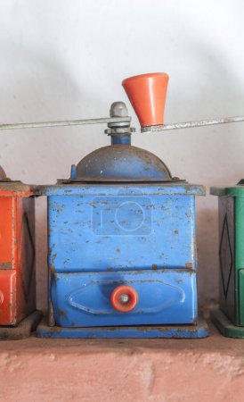 Foto de Viejo molinillo de café colorido manual. Fondo estilo país - Imagen libre de derechos