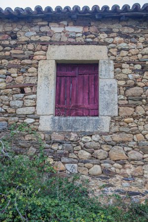 Foto de Instalaciones del molino de agua del Palacio de Sotofermoso, siglo XVI sigue siendo la construcción. Abadia, Cáceres, España - Imagen libre de derechos